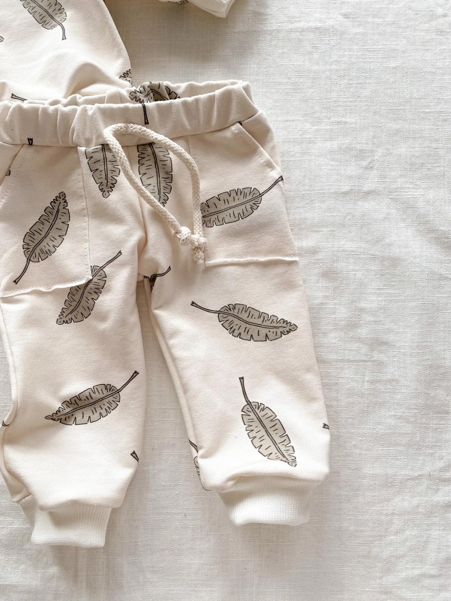 Baby sweatpants / leaves