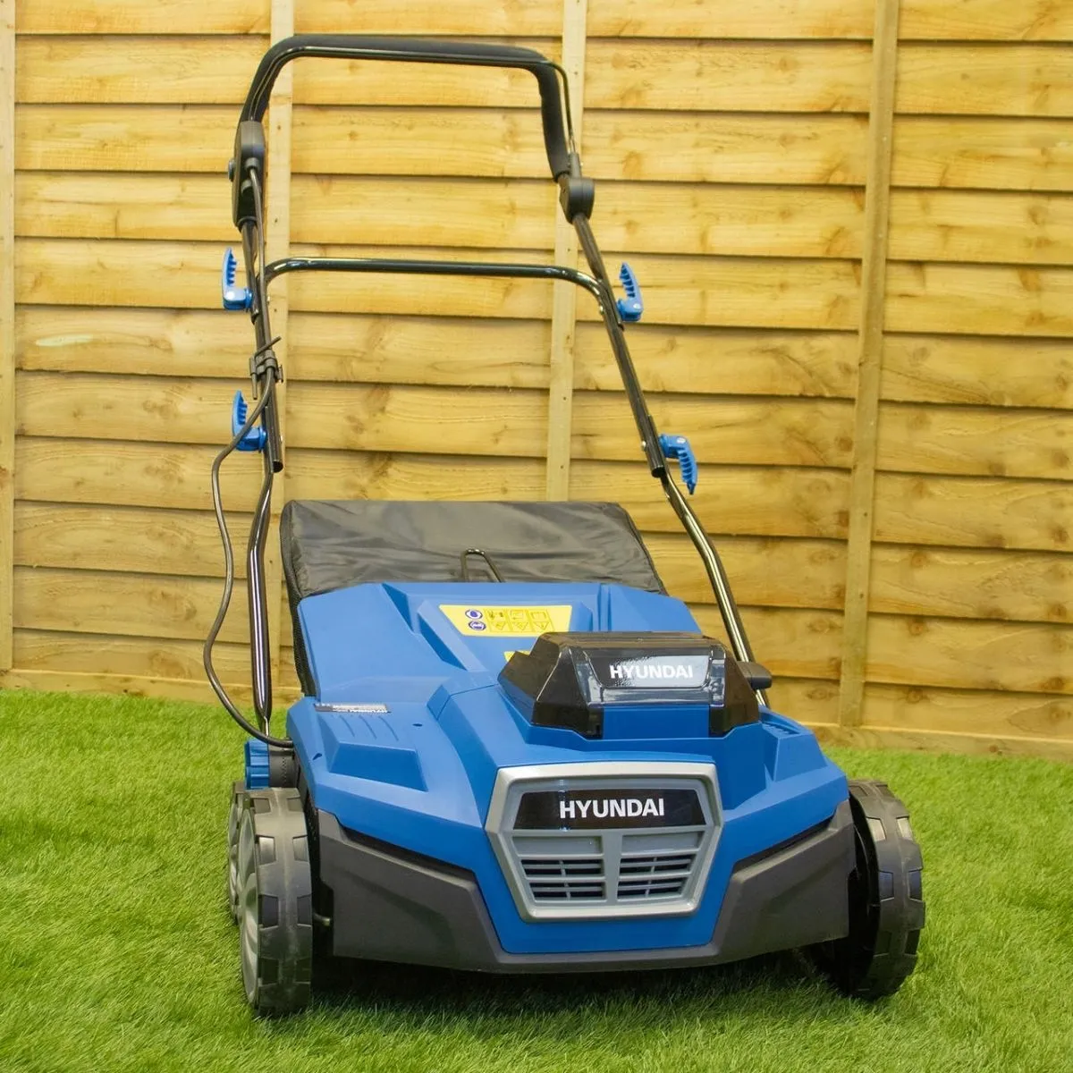 Hyundai HY2196 2 x 20V (40V) 380mm Brushless Lawn Scarifier, Aerator & Dethatcher Rake with 4Ah Batteries